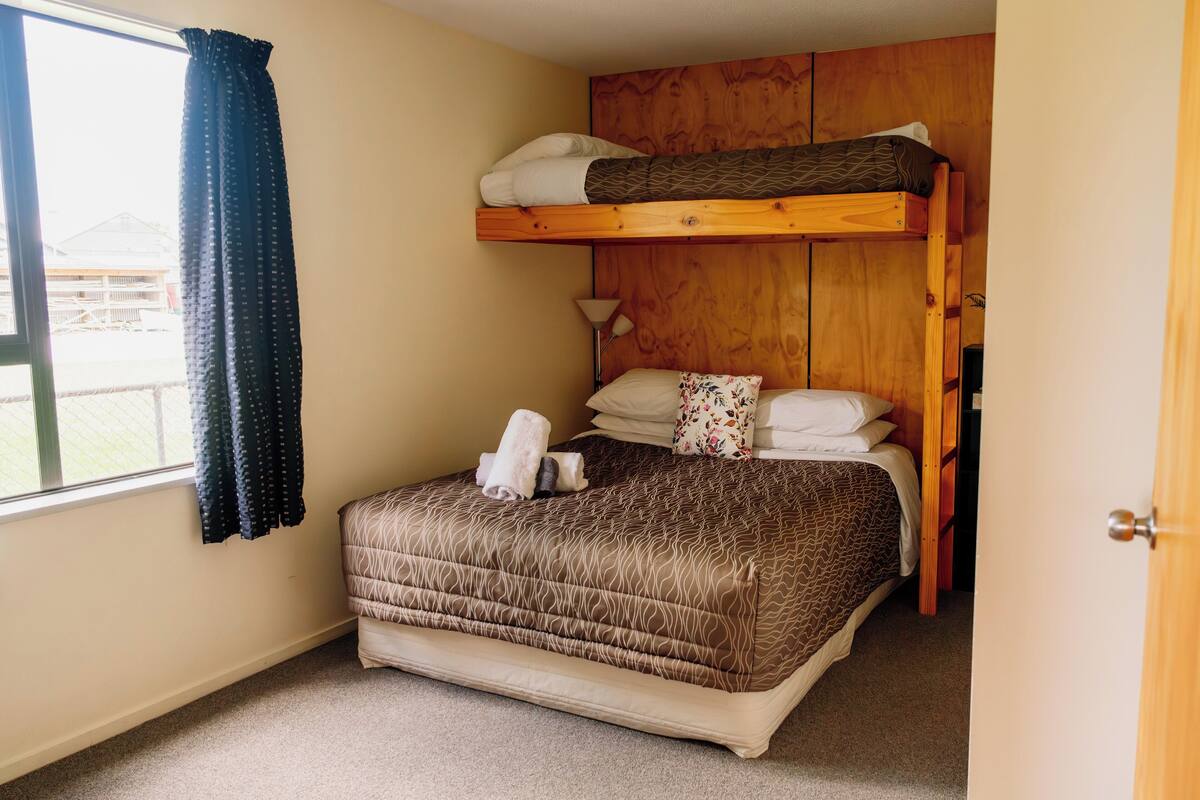 Kamar Keluarga (Queen bed and Single with Ensuite) | Wi-Fi gratis dan seprai linen
