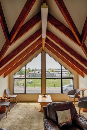 Living area - Snow Denn Lodge (Methven)