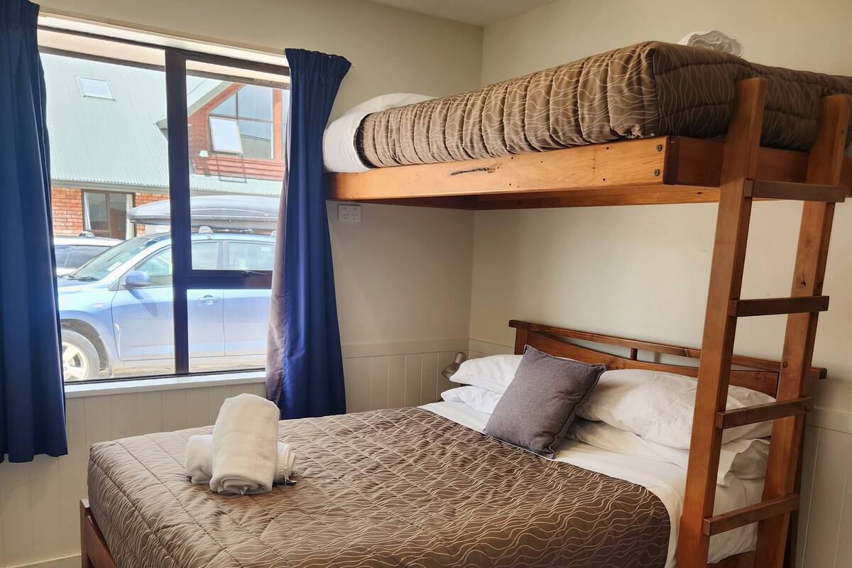 Kamar (Double Bed, Overhead Bunk - 3 guest) | Wi-Fi gratis dan seprai linen