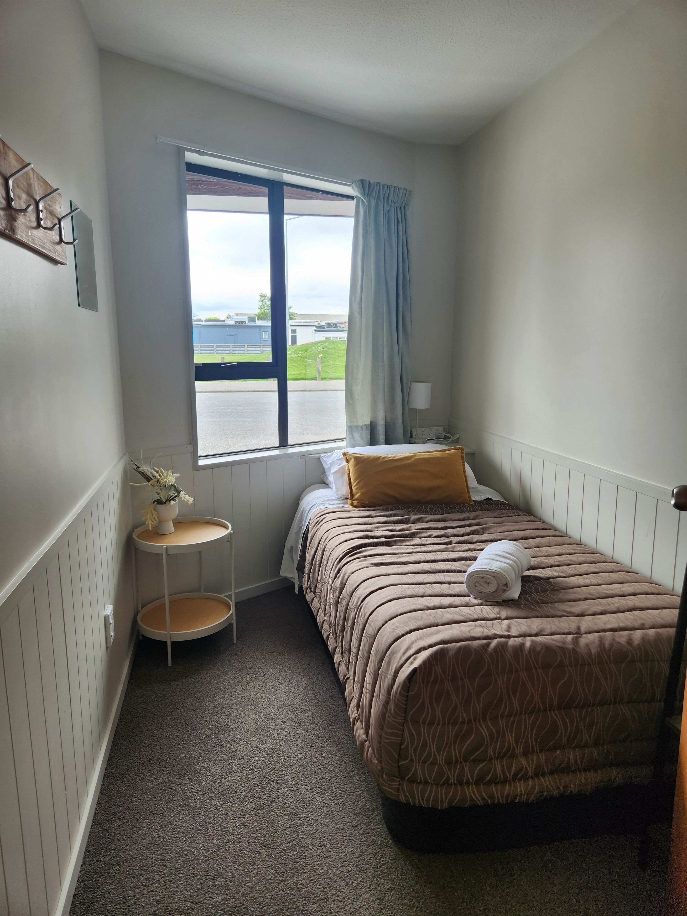 Single Bed Room, Shared Bathroom