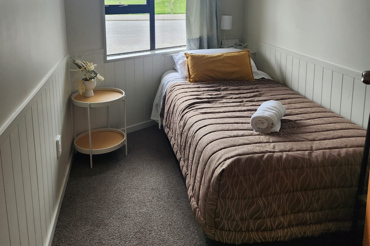 Single Bed Room, Shared Bathroom