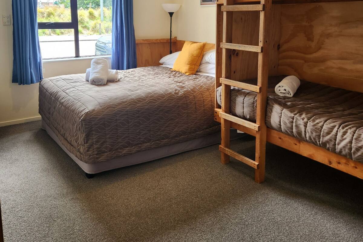 Kamar Keluarga (Queen with Bunk – 4 guest max) | Wi-Fi gratis dan seprai linen
