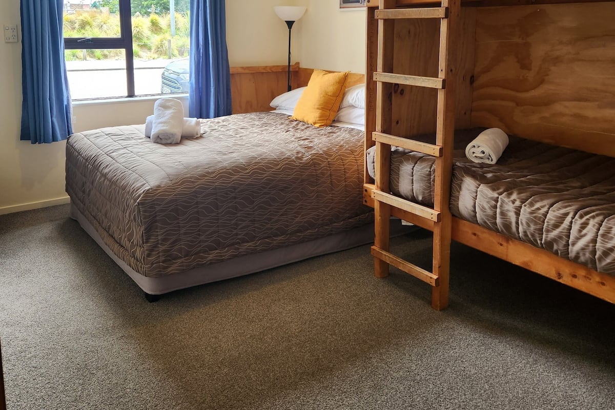 Family Room Queen with Bunk - 4 guest max