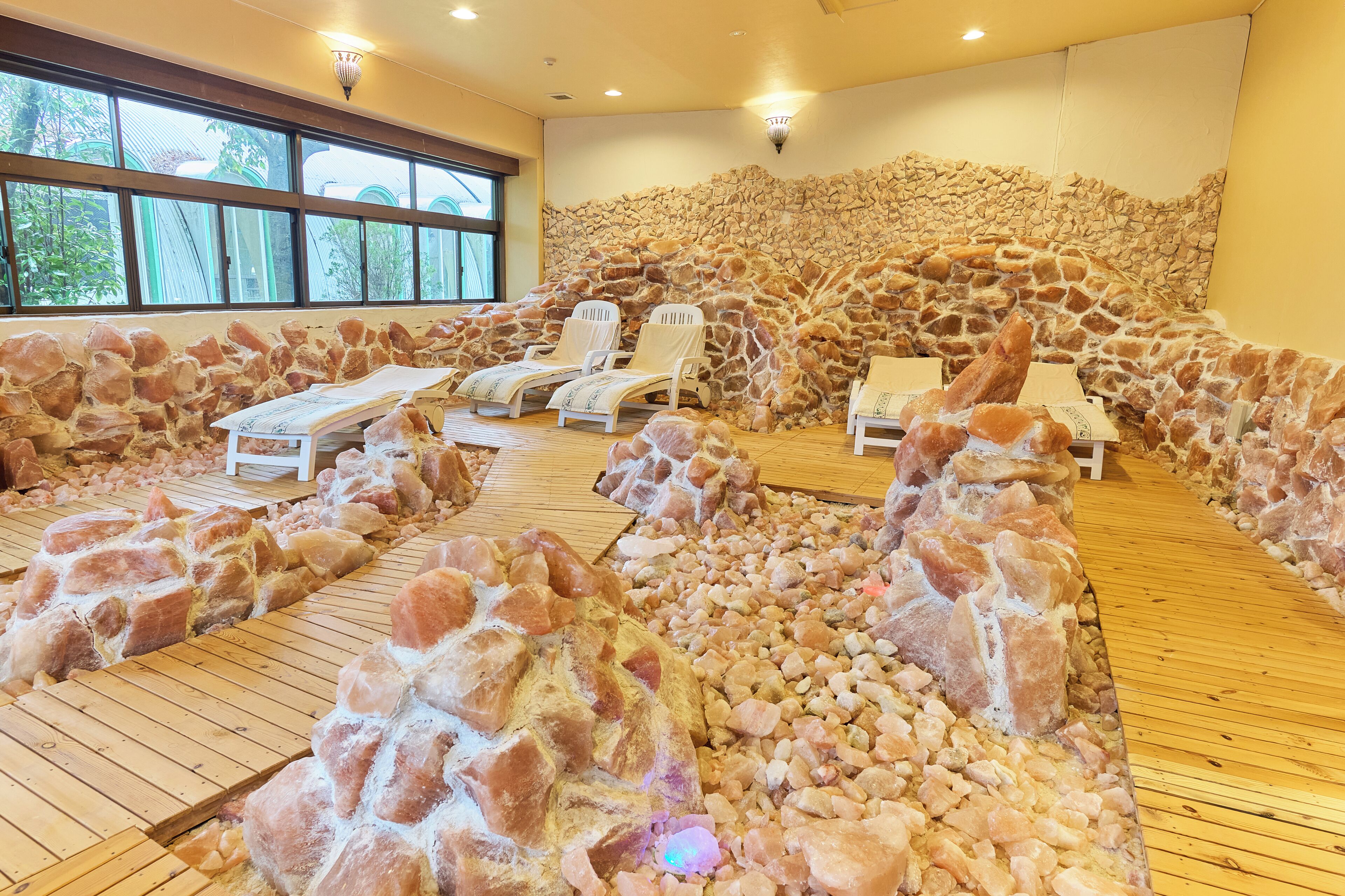 Sauna, hot tub, steam room, hot springs/mineral springs