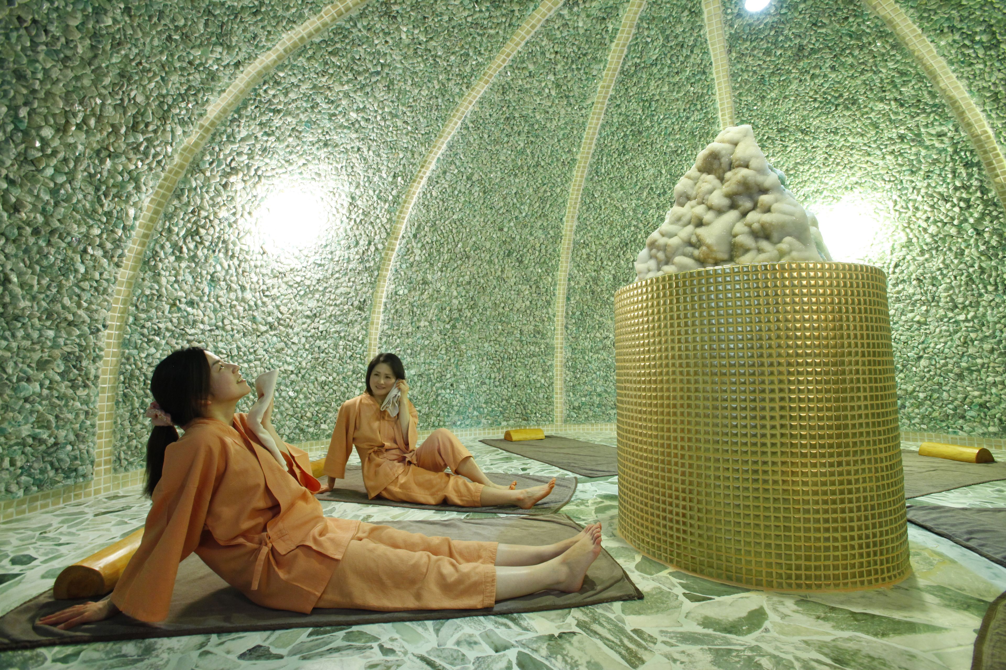 Sauna, hot tub, steam room, hot springs/mineral springs