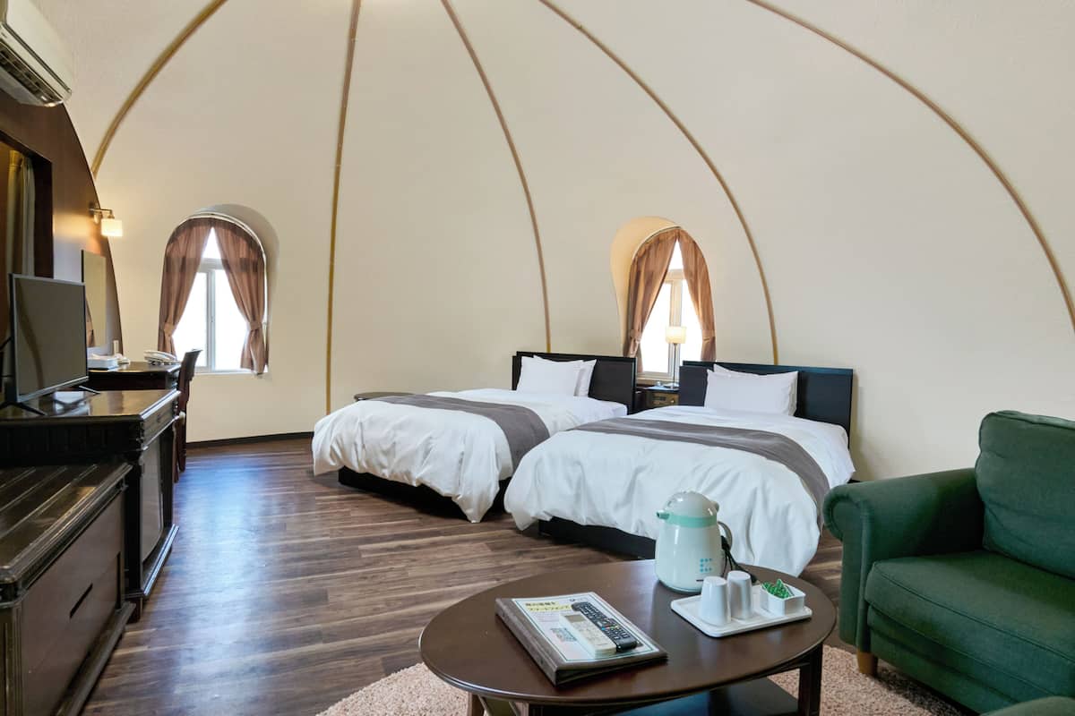 Chambre avec lits jumeaux, 2 lits une place, non-fumeurs (Village Zone) | Lits bébé (en supplément)