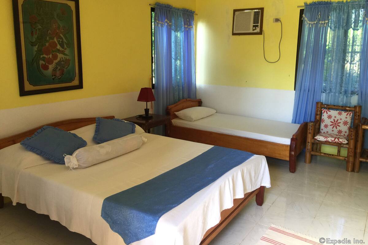 Deluxe Room | Desk, blackout curtains, rollaway beds