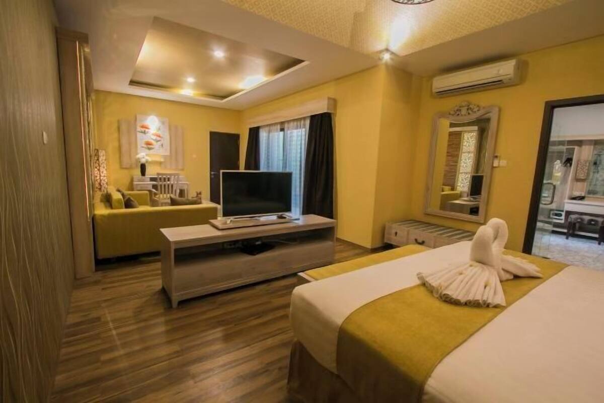 1 bedroom, premium bedding, minibar, in-room safe