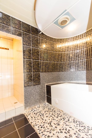 Bañera y ducha independientes, artículos de tocador gratuitos