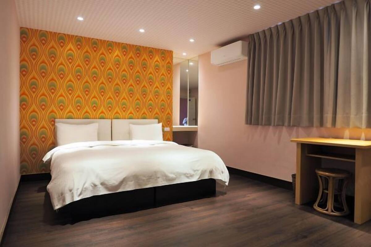 Down duvets, desk, free WiFi, bed sheets