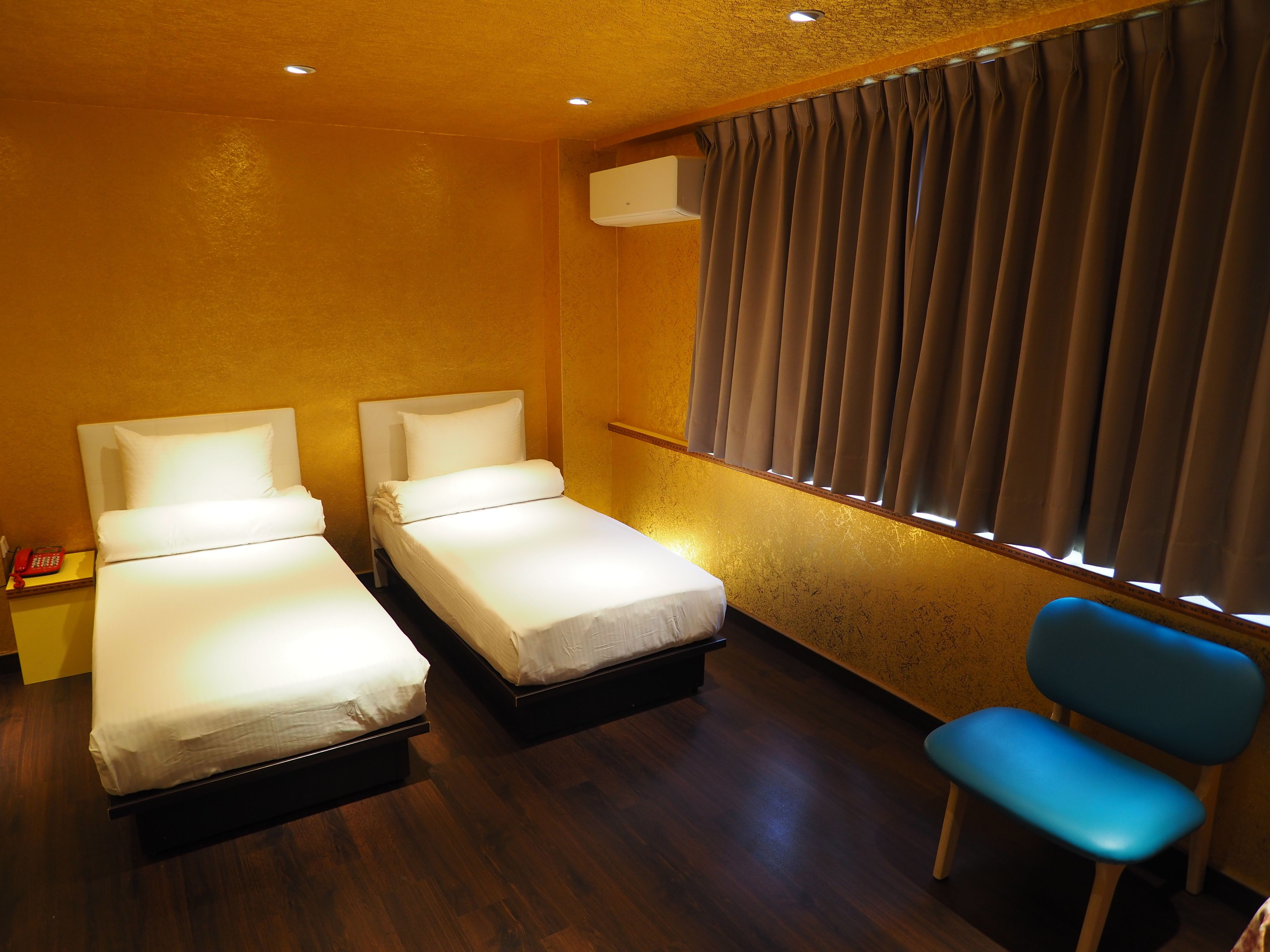 Down comforters, desk, free WiFi, bed sheets