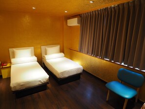 Down duvets, desk, free WiFi, bed sheets