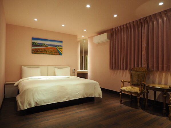 Down duvets, desk, free WiFi, bed sheets