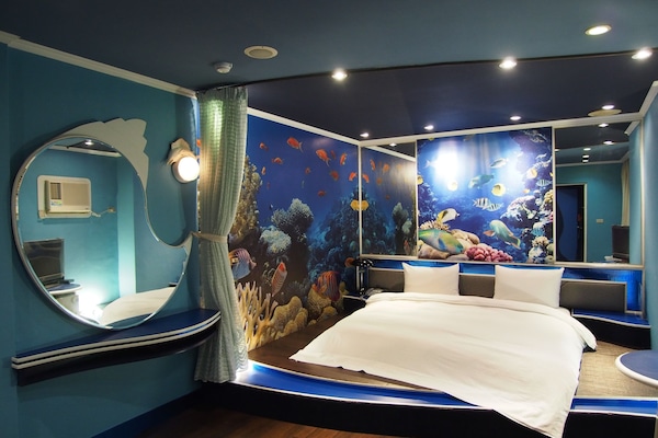 Down comforters, desk, free WiFi, bed sheets