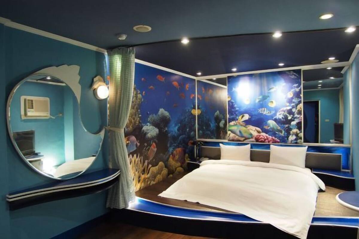 Down duvets, desk, free WiFi, bed sheets