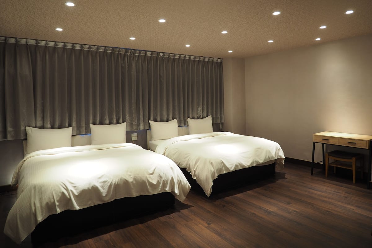 Cubrecamas, escritorio, wifi gratis y ropa de cama