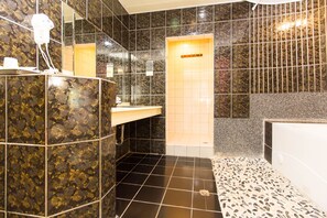 Bañera y ducha independientes, artículos de tocador gratuitos