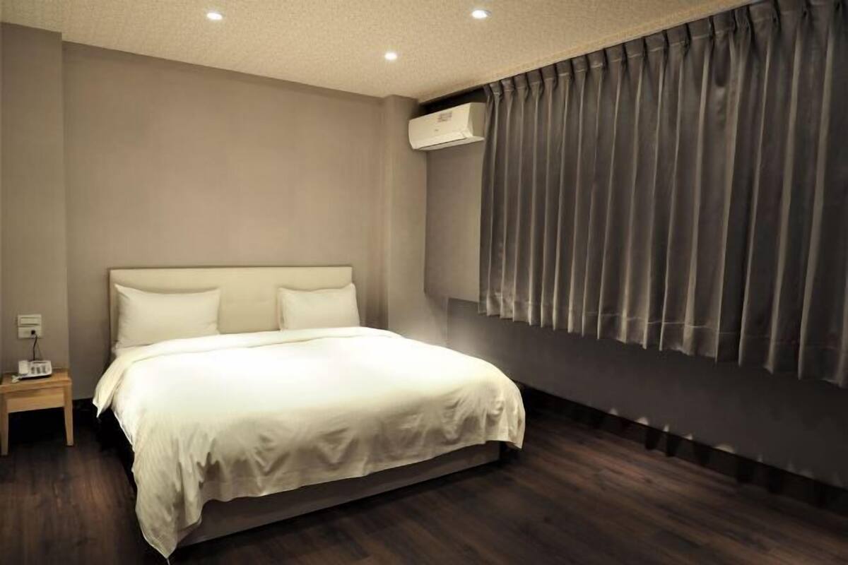 Down duvets, desk, free WiFi, bed sheets