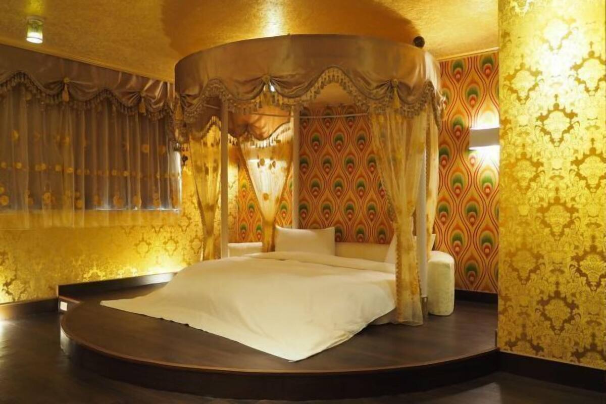 Cubrecamas, escritorio, wifi gratis y ropa de cama