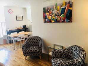 Design-Penthouse, 1 Schlafzimmer, Stadtblick | Wohnbereich