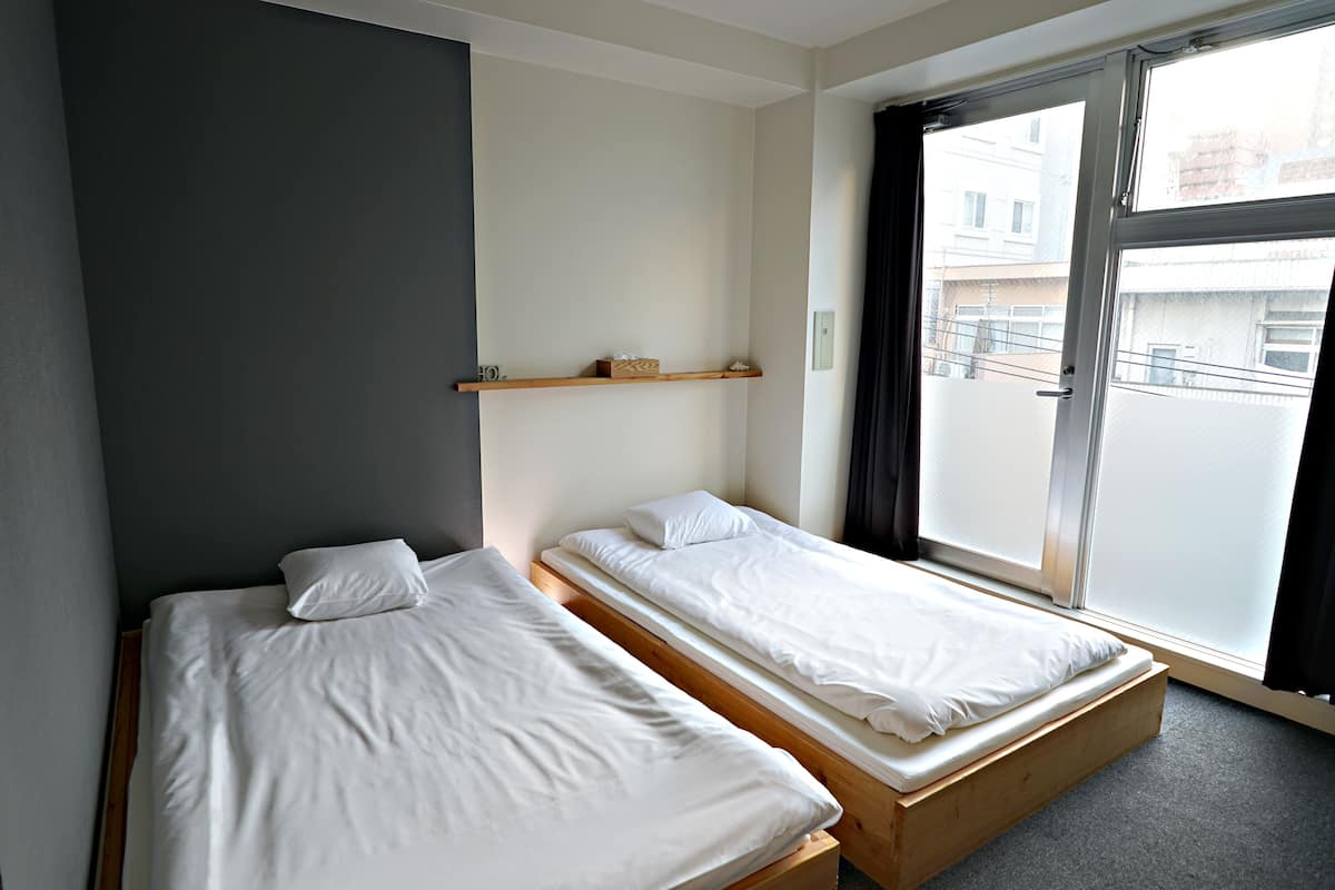 Habitación básica con 2 camas individuales | Caja fuerte, wifi gratis, ropa de cama