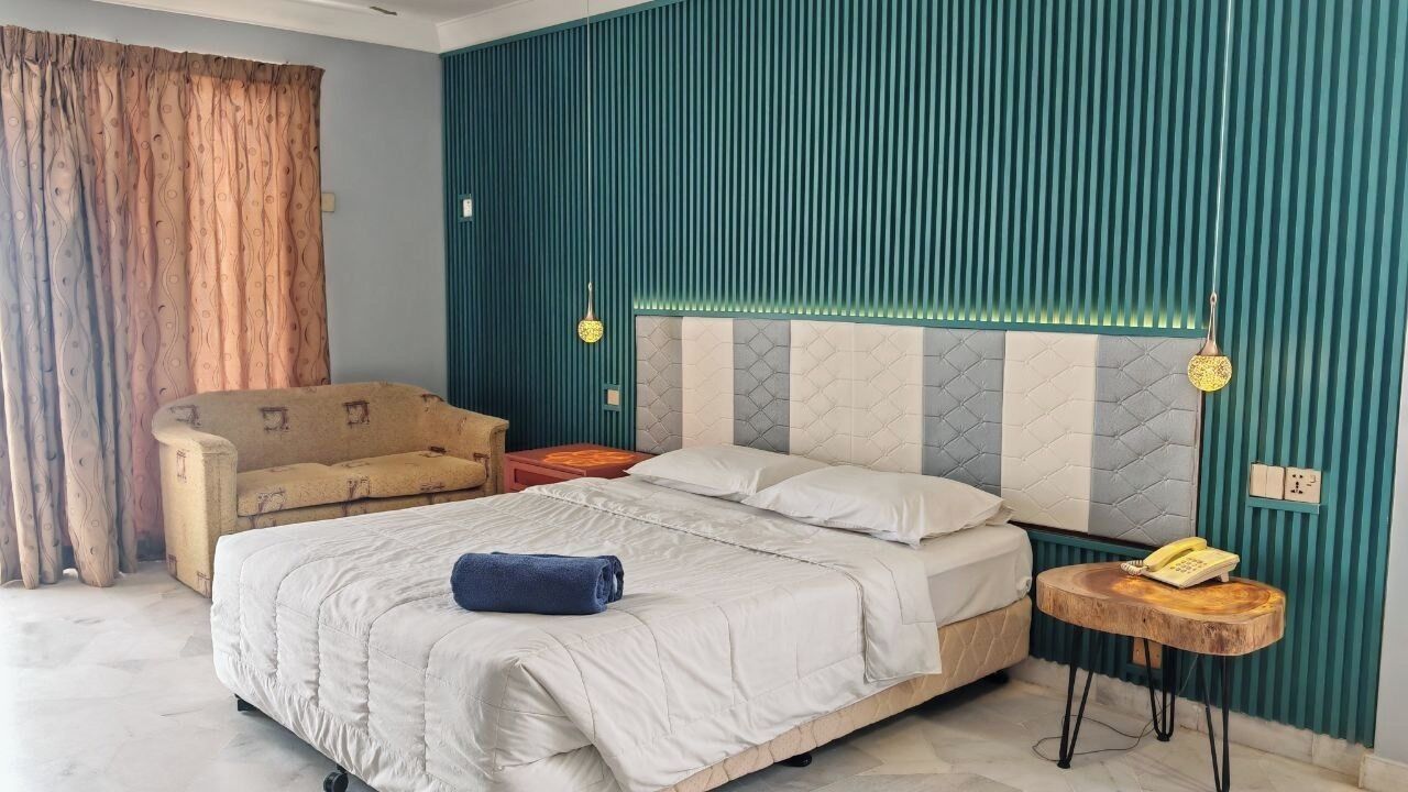 Studio | Desk, soundproofing, rollaway beds