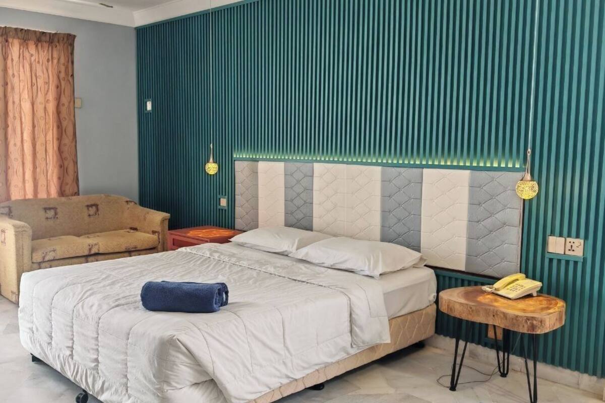 Studio | Desk, soundproofing, rollaway beds