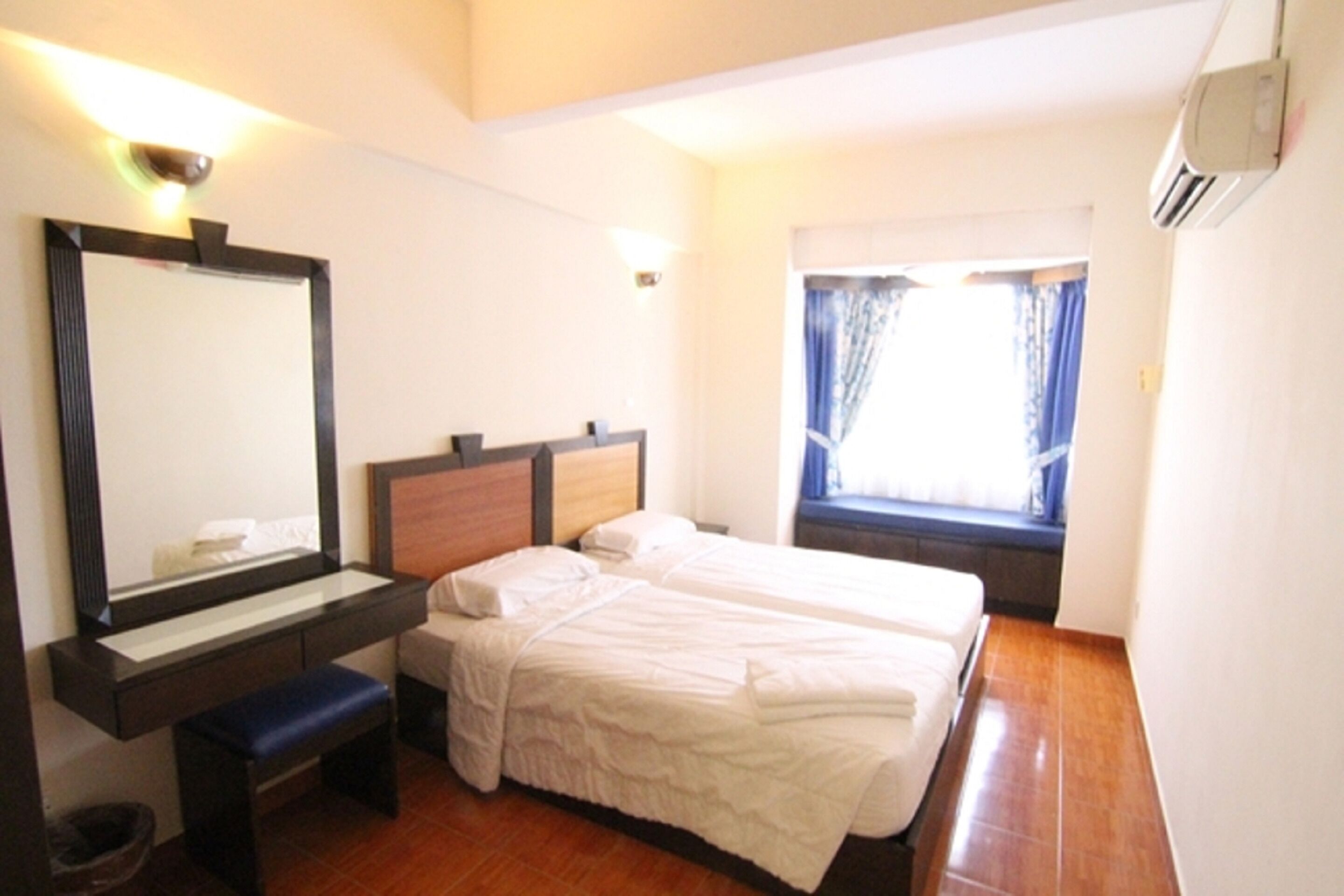 Deluxe 3-Room | Desk, soundproofing, rollaway beds