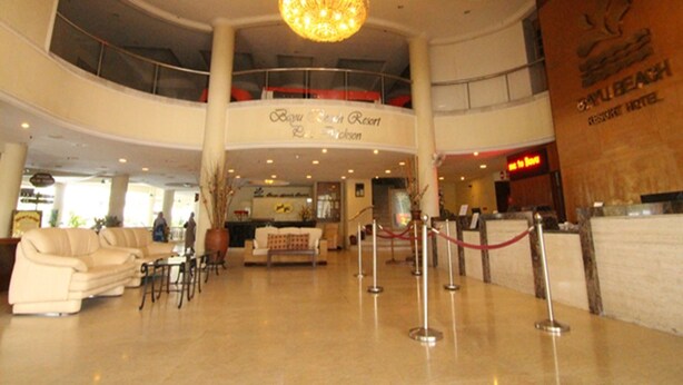 A hotel lobby with a chandelier, a reception desk, and a sign for the Bon Echo Resort. - Bayu Beach Resort (Port Dickson)