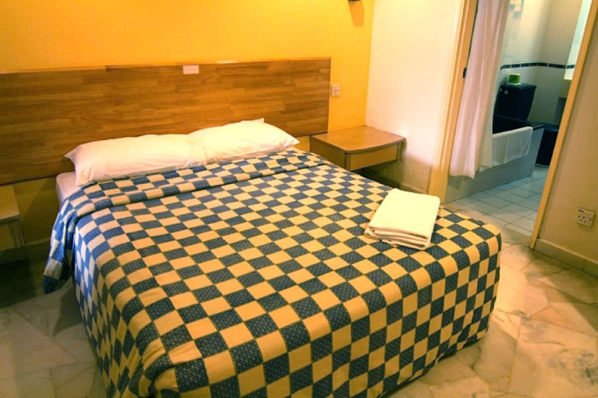Deluxe 3-Room | Desk, soundproofing, rollaway beds