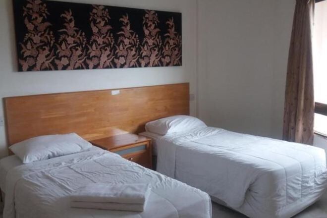 Escritorio, sistema de insonorización y camas plegables/adicionales 