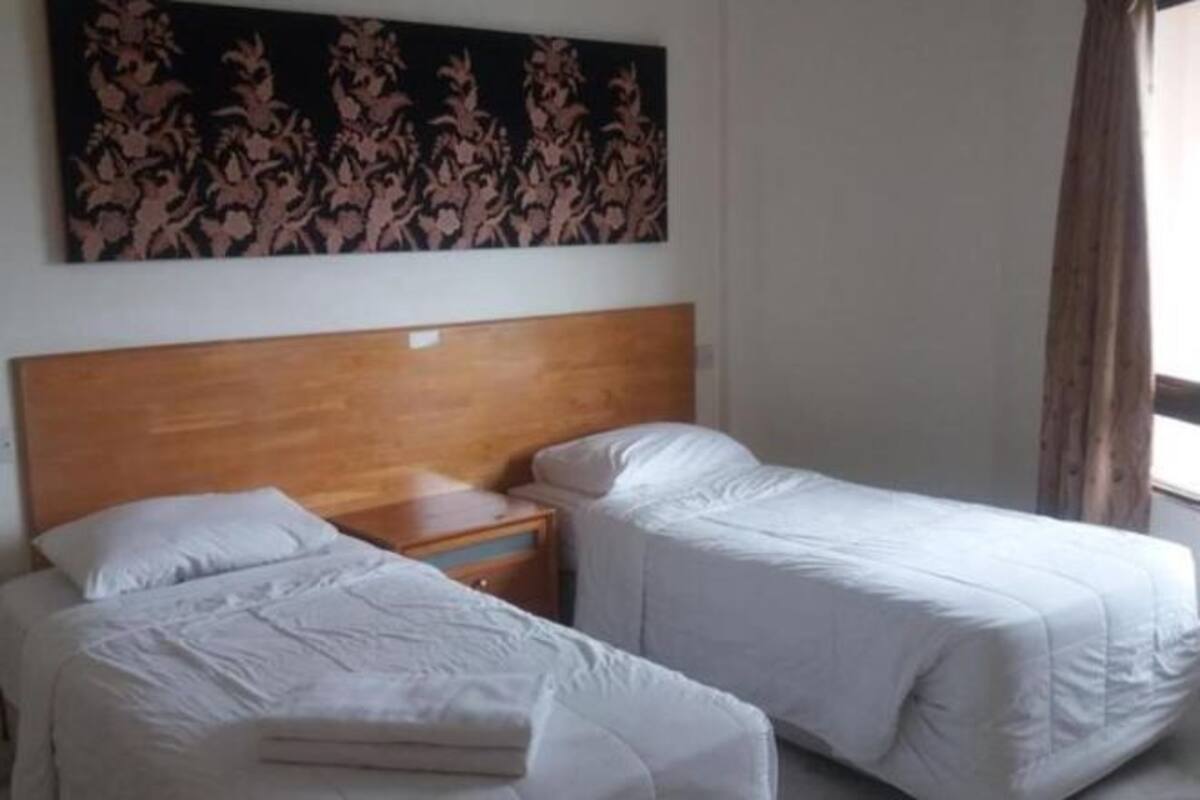 Escritorio, sistema de insonorización y camas plegables/adicionales