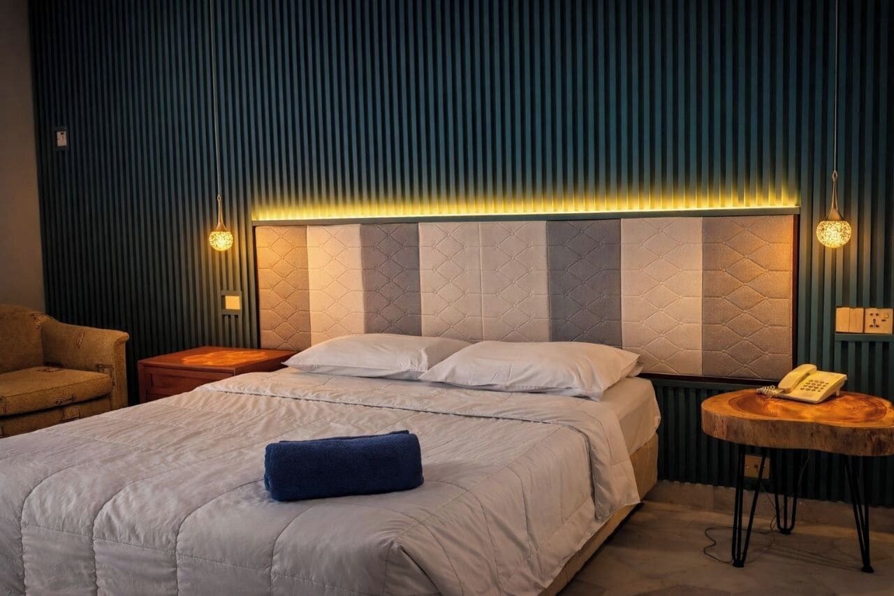 Studio | Meja, kalis bunyi, katil lipat simpan/tambahan 