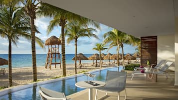 Minibar, caja de seguridad en la habitación y escritorio