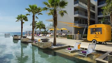 2 piscines extérieures, parasols de plage, chaises longues