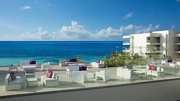 5 bars, 2 bars en bord de piscine, bar en milieu de piscine