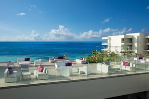 5 bares, 2 bares junto a la piscina, bar en la piscina y bar en la playa