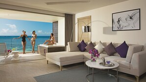 Ein modernes Wohnzimmer mit einem großen Sofa, einem Couchtisch und Blick auf den Ozean.