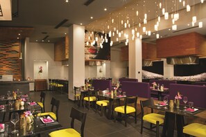 9 restaurants, breakfast, lunch, dinner served; international cuisine