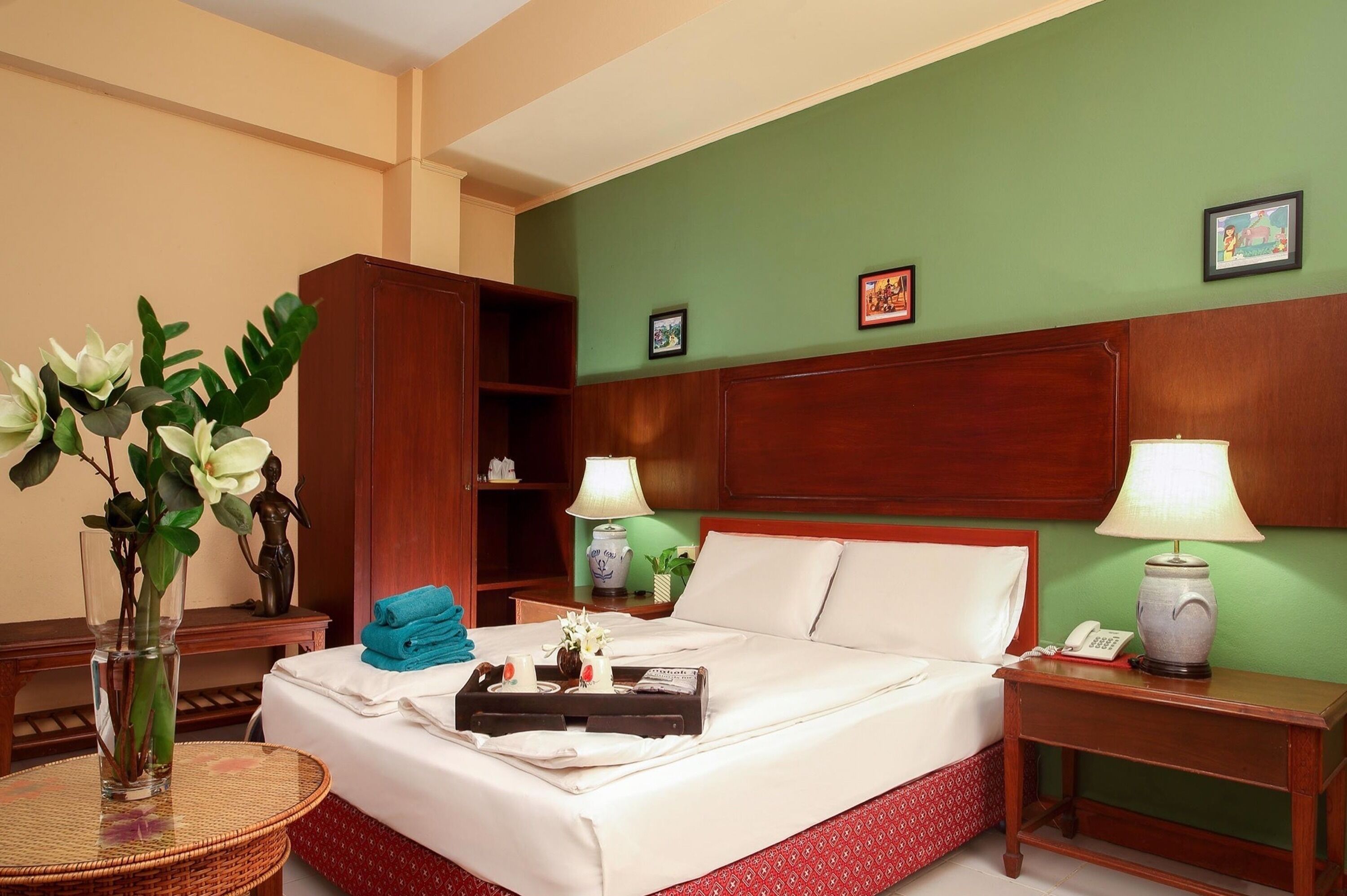 Desk, free WiFi, bed sheets