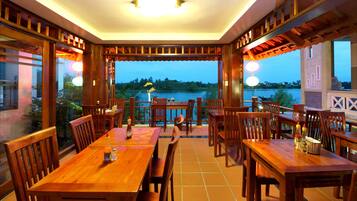 Frühstück, Mittagessen, vietnamesische Küche, Blick auf den Garten