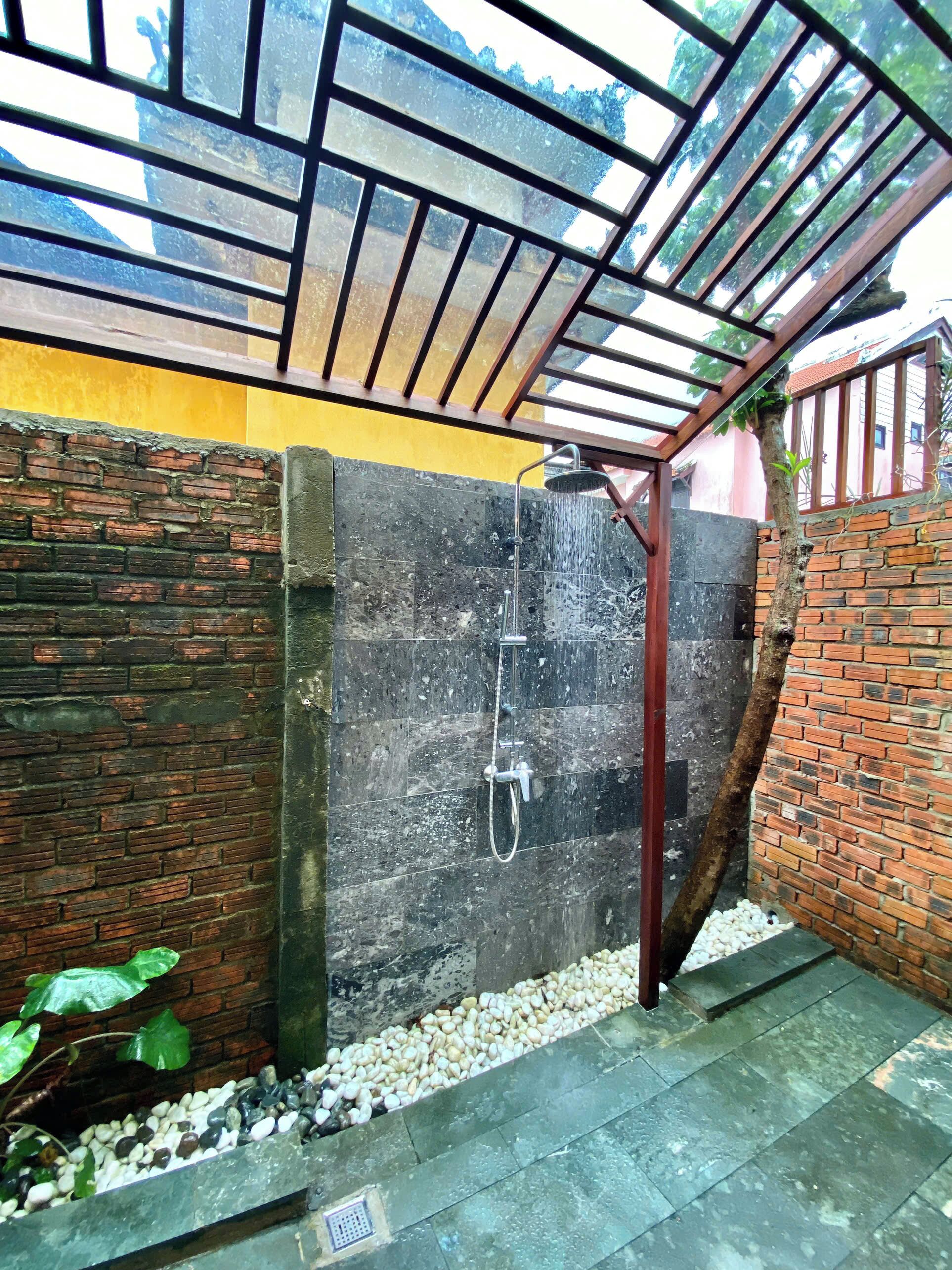 pool view suite | bathroom | separate bathtub and shower, deep-soaking bathtub, free toiletries