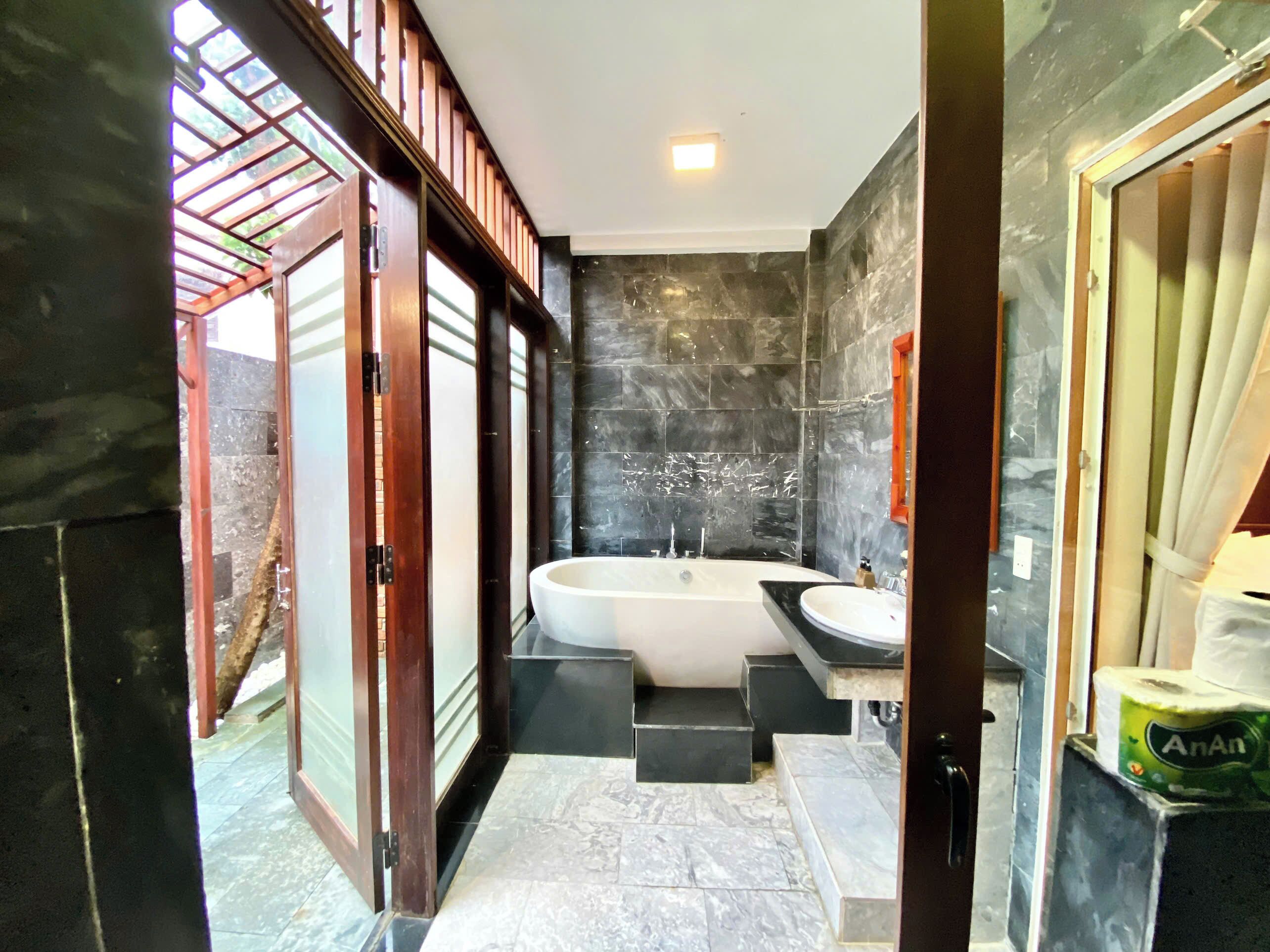 pool view suite | bathroom | separate bathtub and shower, deep-soaking bathtub, free toiletries