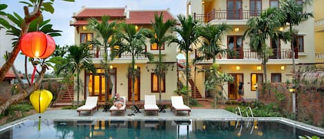 Outdoor pool, sun loungers