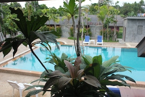 Piscine extérieure, chaises longues