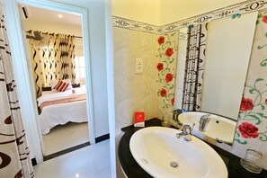 Family Room, Garden View | Minibar, desk, iron/ironing board, rollaway beds - Do River Homestay (Da Nang)