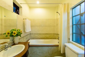Deluxe Double or Twin Room, Garden View, Garden Area | Bathroom | Free toiletries, hair dryer, slippers, towels - Do River Homestay (Da Nang)