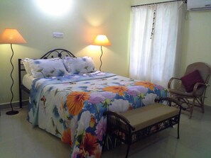 高級寝具、ピロートップベッド、セーフティボックス (室内)、デスク