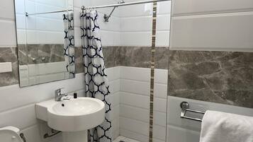 Kahden hengen standard-huone, 1 parisänky, esteetön | Kylpyhuone | Suihku, ilmaiset hygieniatuotteet, pyyhkeet