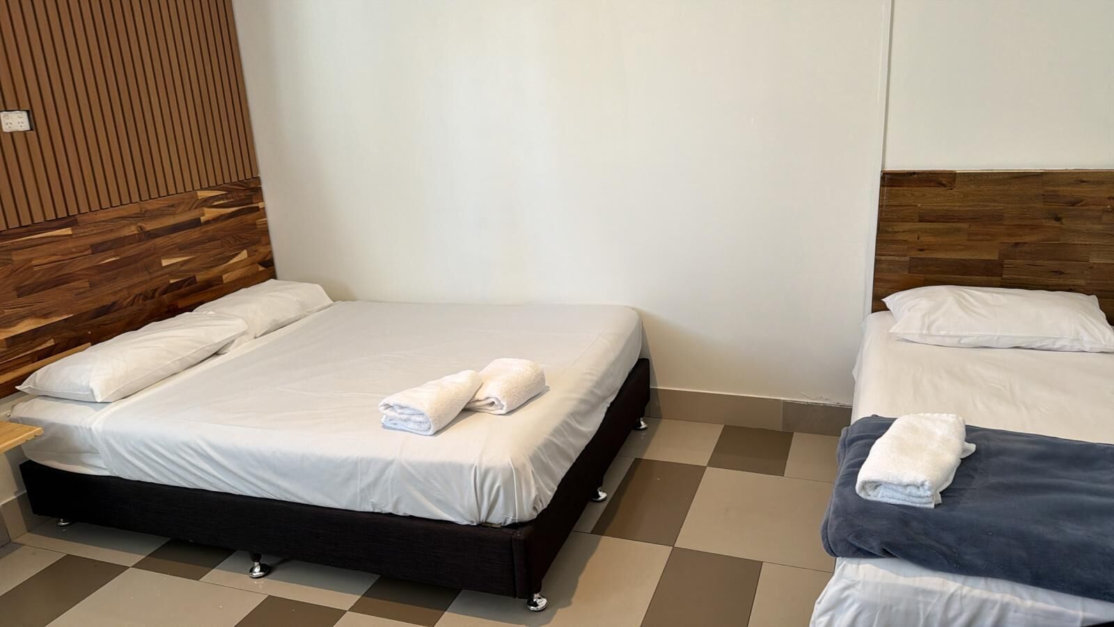 غرفة عادية لاثنين - سريران فرديان منفصلان - تجهيزات لذوي الاحتياجات الخاصة - لغير المدخنين | مكتب ومكواة/لوح كي وملاءات أسرّة